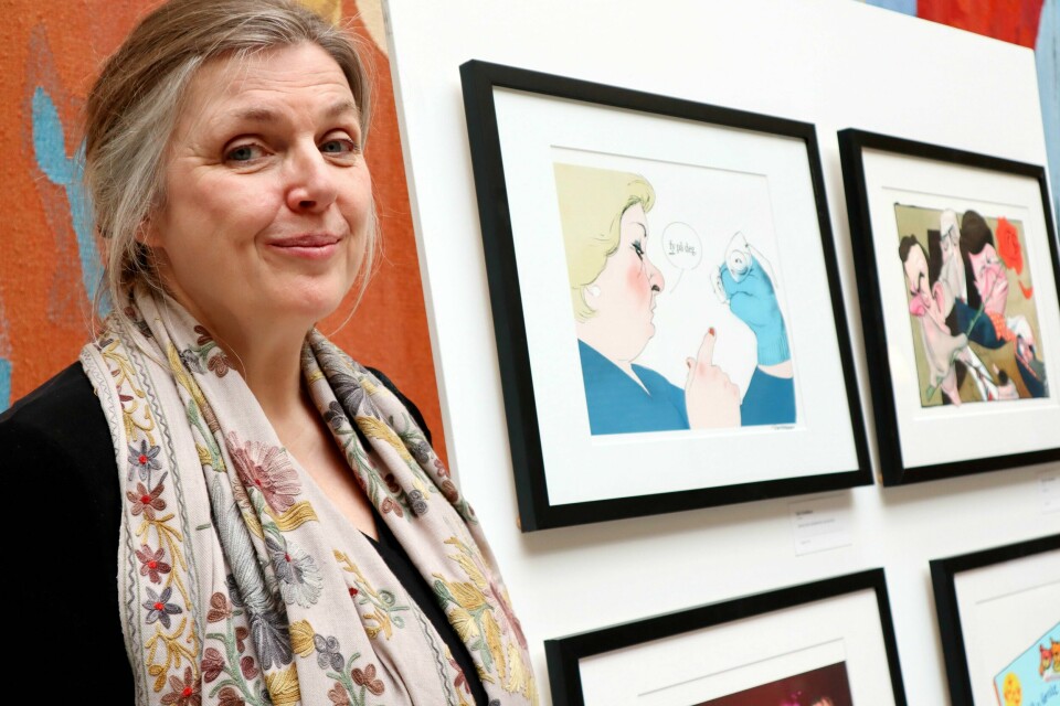 Dagsavisens mangeårige avistegner, Siri Dokken, fikk innrammet en av sine maktkritiske tegninger på Stortinget onsdag. Siri Dokken.