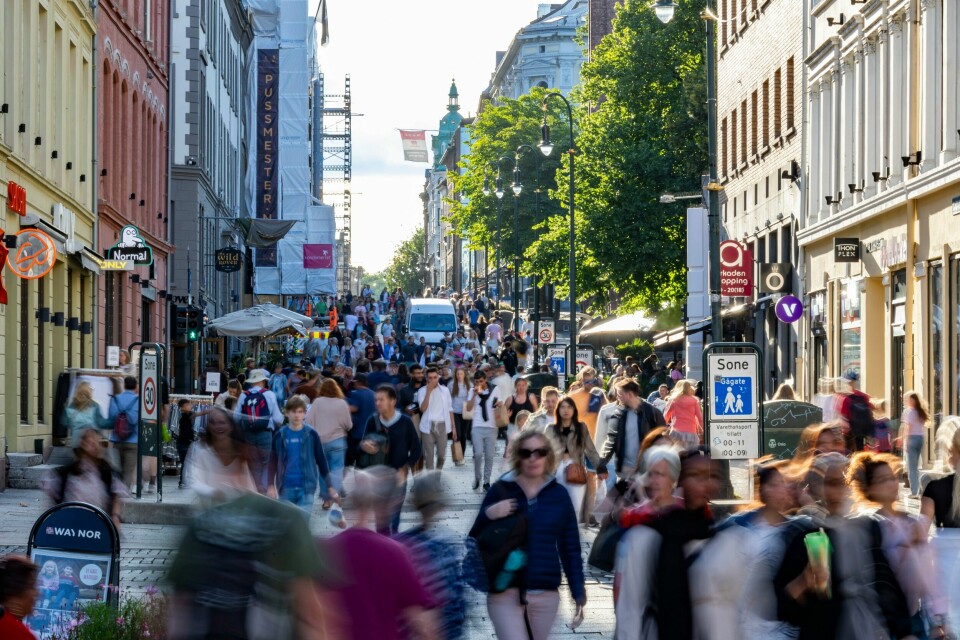 Folk på Karl Johans gate i Oslo. Nordmenn er på 7. plass på FNs lykkelig-liste. Folk på Karl Johans gate i Oslo.