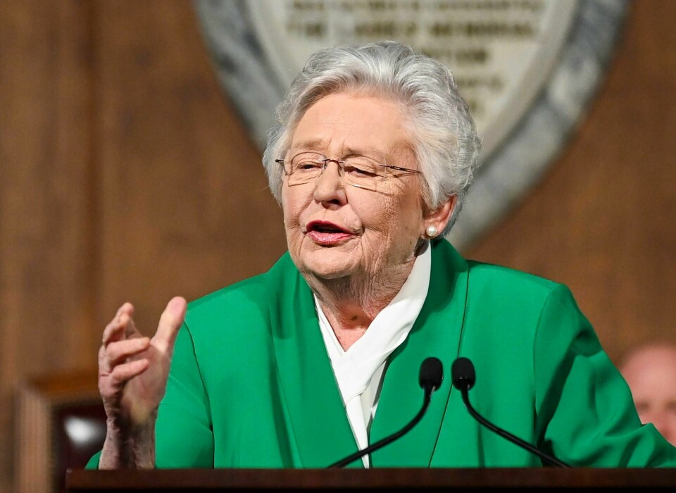 Alabamas guvernør Kay Ivey har undertegnet omstridt lov. FILE - Alabama Gov. Kay Ivey delivers her State of the State address, March 7, 2023, in Montgomery, Ala. Alabama has placed new restrictions on assistance with absentee ballot requests, making it illegal to return another person's ballot application and making it a felony to pay someone to distribute or collect applications. Ivey on Wednesday, March 20, 2024, announced she had signed the bill into law a day after it was given final approval in the Alabama Legislature. (AP Photo/Julie Bennett, File)