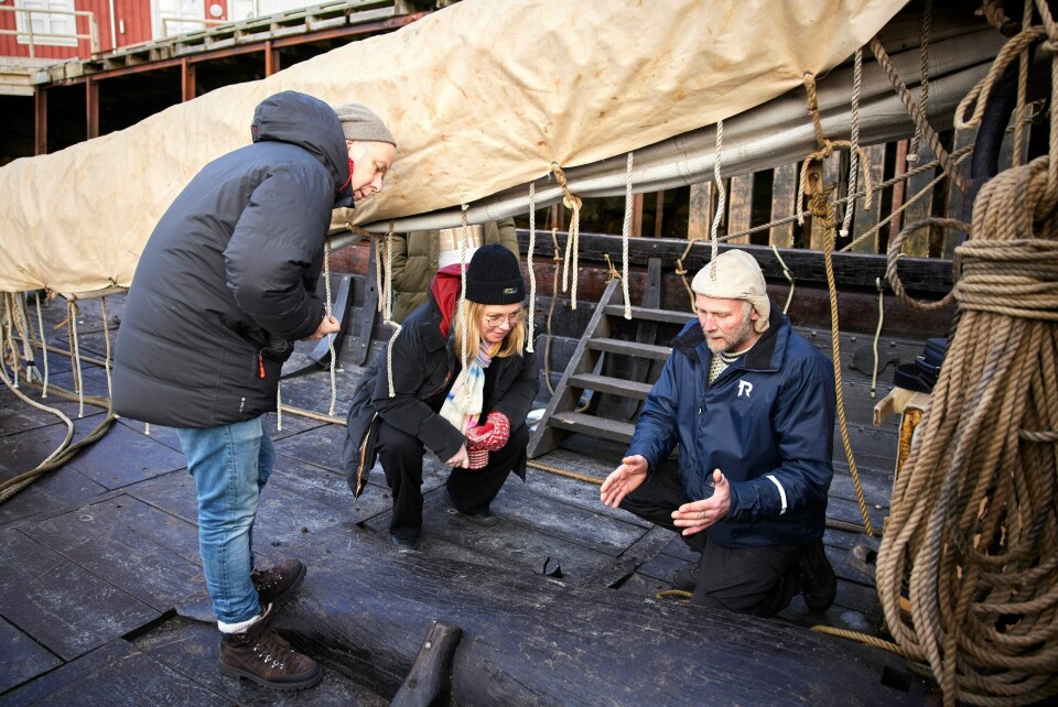 Harald og Veslemøy Zwart på vikingskipet med skipper Terje Bøe i Museum Nord. Harald og Veslemøy Zwart på vikingskipet med skipper Terje Bøe i Museum Nord.