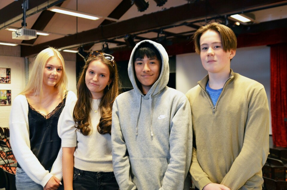 – Mobbingen er ofte digital. Psykiske angrep. Blikking. Kommentarer i sosiale medier. Nora Sienna Thompson (15), Lineah Engene Rognved (15), Adriel Theo Herrera (13) og Oscar Spant Bustad (13) på Mjær ungdomsskole i Enebakk er opptatt av at alle må forstå alvoret. – Mobbingen er ofte digital. Psykiske angrep. Blikking. Kommentarer i sosiale medier. Nora Sienna Thompson (15), Lineah Engene Rognved (15), Adriel Theo Herrera (13) og Oscar Spant Bustad (13) på Mjær ungdomsskole i Enebakk er opptatt av at alle må forstå alvoret.
