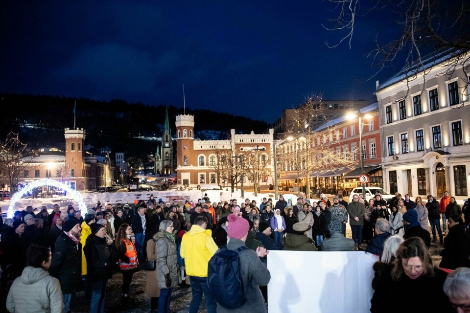 Da Drammen kommunestyre fattet sitt flyktningvedtak i februar, ble det store protester og fakkeltog i byen. Nå har kommunestyret opprettholdt sitt vedtak og det skal sendes til Statsforvalteren. Oslo 20240223. Buskerud innvandrerråd og Mukhtar Sajid leder er fakkeltog gjennom Drammen sentrum fredag. Fakkeltoget er en protest mot et flyktningsvedtak i kommunen. Vedtaket sier at Drammen kommune kun ønsker å ta imot ukrainske flyktninger. Etterpå ble det holdt apeller på torget.Foto: Annika Byrde / NTB