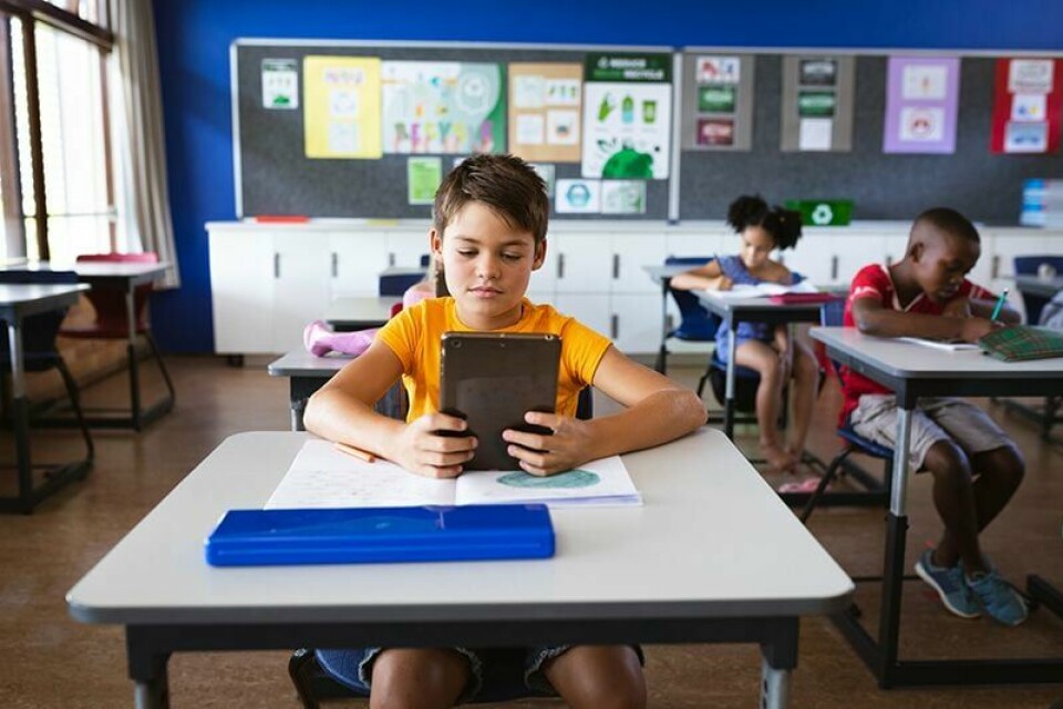 I en konstruert debatt om skjerm eller bok kan vi risikere å ta bort oppmerksomheten fra de tiltakene som er aller viktigst for elevene, skriver Geir Røsvoll. Skole, barneskole, nettbrett