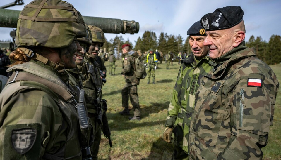 Rajmund Andrzejczak (t.h.) avbildet under en Nato-øvelse i Sverige i mai i fjor. Den polske eks-generalen uroer seg for det som venter Ukraina og ukrainernes president Volodymyr Zelenskyj. FILE - Poland's Chief of the General Staff, Gen. Rajmund Andrzejczak, right, talks to conscripted tank crews during the Aurora 23 military exercise at the Rinkaby firing range outside Kristianstad, Sweden, Saturday, May 6, 2023. Two top commanders of the armed forces, the Chief of the General Staff, Gen. Rajmund Andrzejczak, and operational commander Gen. Tomasz Piotrowski have tendered their resignations. (Johan Nilsson/TT News Agency via AP, File)