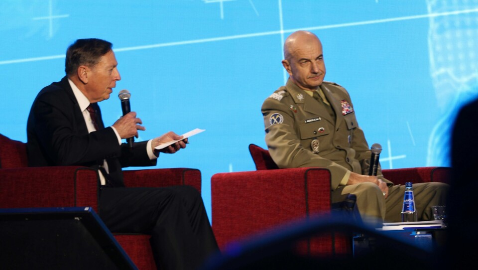 Rajmund Andrzejczak, her avbildet med tidligere CIA-sjef David Petraeus (t.v.), mener Polen og Nato må forberede seg på ytterligere aggresjon fra Vladimir Putin og Russland. Former director of the CIA Gen. David Petraeus, left, and Gen. Rajmund Andrzejczak, right, participate in a panel discussion at the Warsaw Security Forum in Warsaw, Poland, Tuesday, Oct. 4, 2022. (AP Photo/Michal Dyjuk)