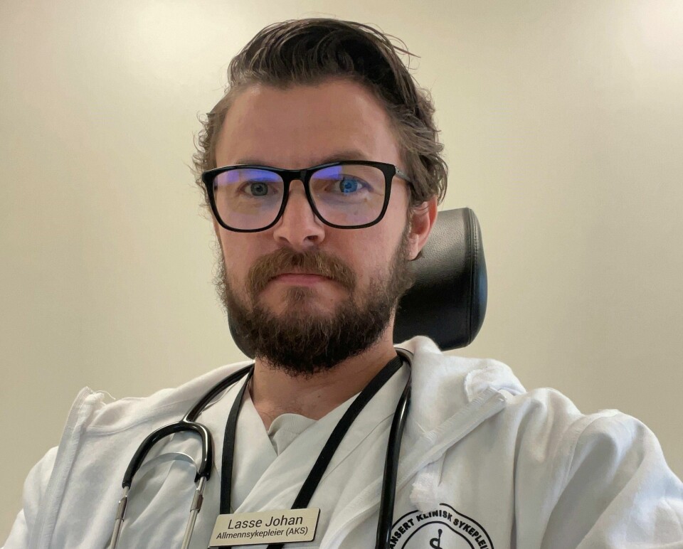 Lasse Johan Thue, som er avansert klinisk allmennsykepleier (AKS) har spart flere legekonsultasjoner for overleger. Lasse Johan Thue, som er avansert klinisk allmennsykepleier (AKS) har spart flere legekonsultasjoner for overleger.