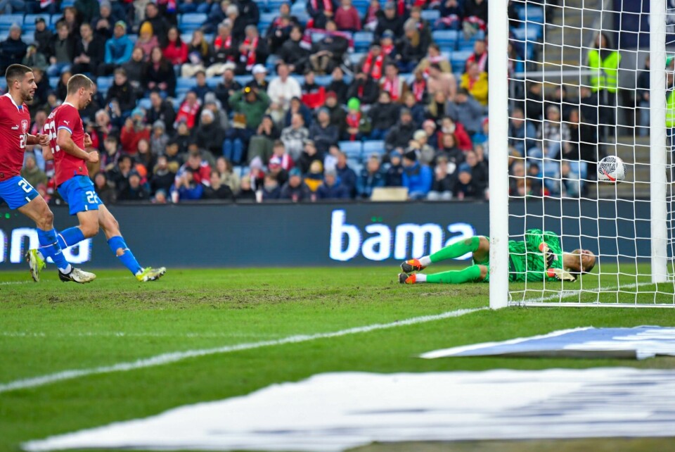 Tsjekkias Antonín Barák har sendt ballen bak Norges keeper Ørjan Nyland fem minutter før slutt på Ullevaal stadion. Tsjekkias Antonín Barák har sendt ballen bak Norges keeper Ørjan Nyland fem minutter før slutt på Ullevaal stadion.