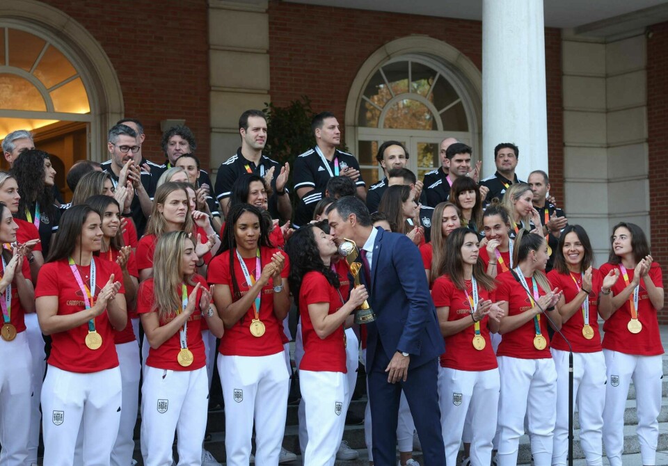 Spanias statsminister Pedro Sanchez gratulerer det spanske kvinnelandslaget etter at det gikk av med seieren i fotball-VM i 2023. Men hvor ble mesterskapet avholdt? Spanias statsminister Pedro Sanchez gratulerer det spanske kvinnelandslaget etter at det gikk av med seieren i fotball-VM i 2023. Men hvor ble mesterskapet avholdt?