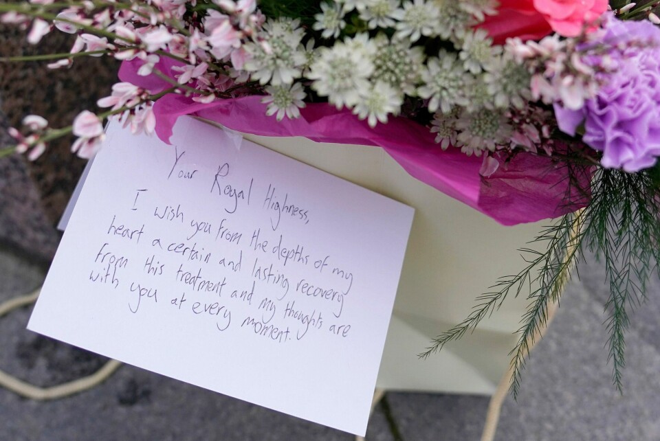 Prinsesse Kate og prins William takker for den store støtten fra folk. Bildet viser blomster og et brev som noen har lagt igjen utenfor Windsor-slottet til prinsessen. Prinsesse Kate og prins William takker for den store støtten fra folk. Bildet viser blomster og et brev som noen har lagt igjen utenfor Windsor-slottet til prinsessen. Foto: Alberto Pezzali / AP / NTB
