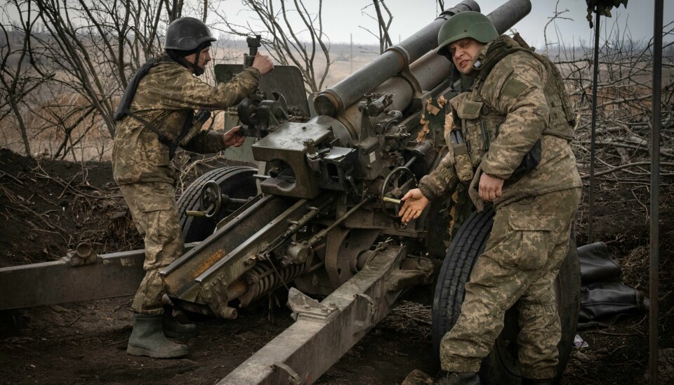 Russlands fullskala invasjon av Ukraina har vart i over to år. Her er to ukrainske soldater avbildet nær byen Avdijivka. Ukrainian soldiers of the 71st Jaeger Brigade fire a M101 howitzer towards Russian positions at the frontline, near Avdiivka, Donetsk region, Ukraine, Friday, March 22, 2024. (AP Photo/Efrem Lukatsky)
