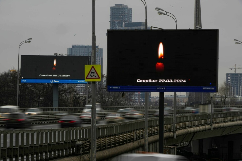 Trafikk passerer mellom store skjermer med teksten «Vi sørger 03.22.2024» etter fredagens angrep, som IS påtok seg ansvaret for. Trafikk passerer mellom store skjermer med teksten «Vi sørger 03.22.2024» etter fredagens angrep, som IS påtok seg ansvaret for.