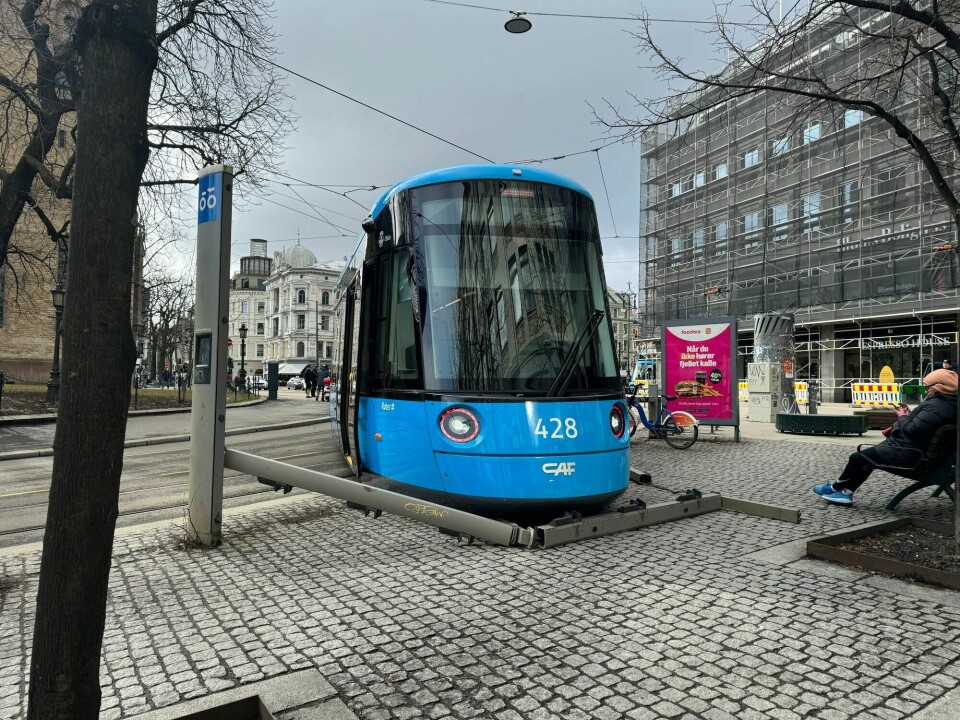 Det gikk tilsynelatende rett fram istedenfor til venstre da denne trikken skulle runde Kirkeristen nedenfor Stortorget i Oslo søndag ettermiddag. Det gikk tilsynelatende rett fram istedenfor til venstre da denne trikken skulle runde Kirkeristen nedenfor Stortorget i Oslo søndag ettermiddag.
