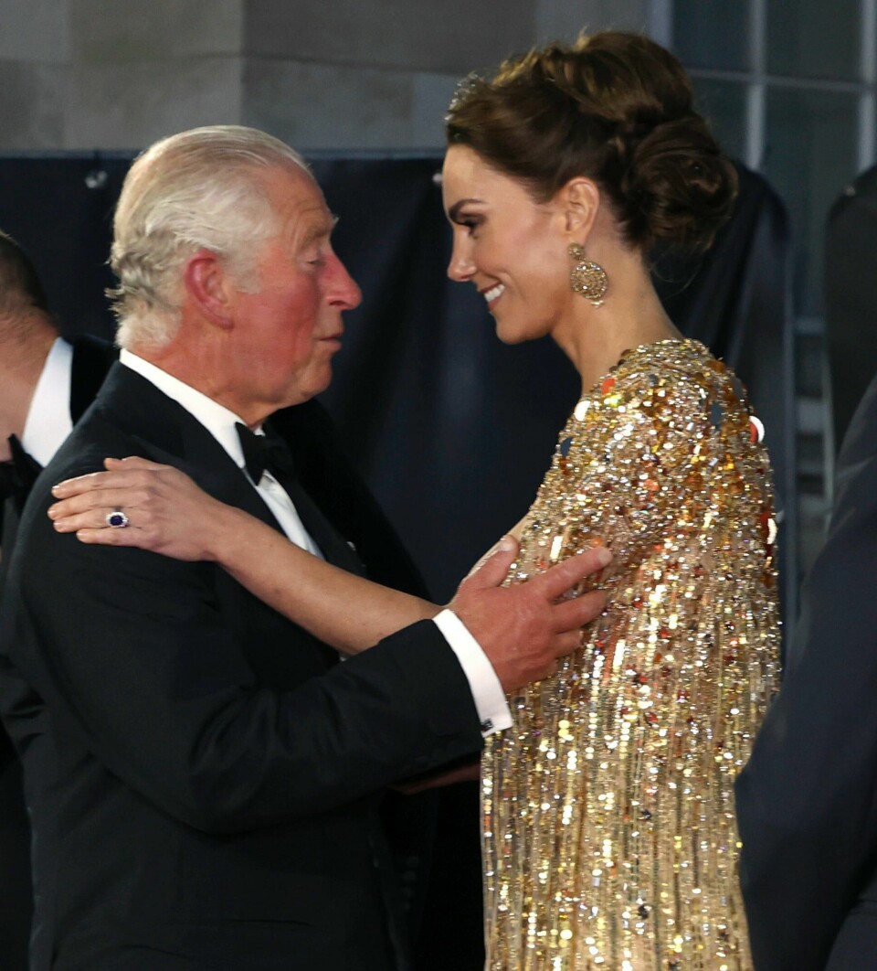 Kong Charles ble selv diagnostisert med kreft på nyåret. Han er stolt av prinsesse Kate for hennes mot til å snakke om kreftdiagnosen, melder det britiske hoffet. Her fra verdenspremieren til James Bond-filmen «No Time To Die» i september 2021. Kong Charles ble selv diagnostisert med kreft på nyåret. Han er stolt av prinsesse Kate for hennes mot til å snakke om kreftdiagnosen, melder det britiske hoffet. Her fra verdenspremieren til James Bond-filmen «No Time To Die» i september 2021.