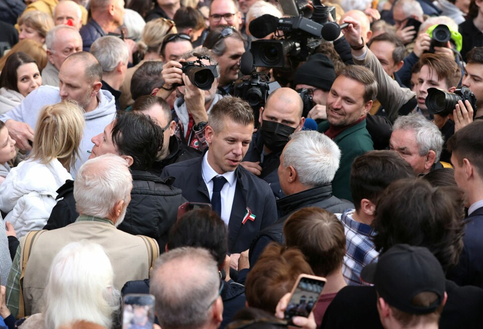 Peter Magyar fikk stor oppmerksomhet da han holdt tale for en stor folkemasse i Budapest nylig. Her snakker han med folk i mengden. Peter Magyar, a businessman formerly close to the Fidesz party, meets with his supporters after his speech amidst an anti-government demonstration during Hungary's National Day celebrations, which also commemorates the 1848 Hungarian Revolution against the Habsburg monarchy, in Budapest, Hungary, March 15, 2024. REUTERS/Bernadett Szabo