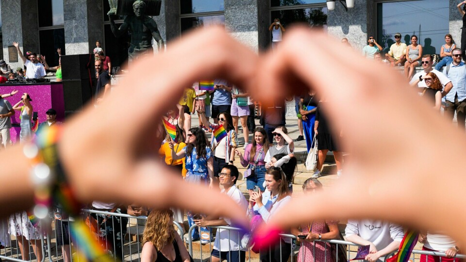 Pride er en feiring av kjærlighet og mangfold, men for noen bringer den fram hat. Ifølge en undersøkelse fra i fjor har det vært en betydelig økning i negativ omtale av skeive på nett i Norge de siste årene. En mann i 20-årene fra Østfold må møte i retten etter at han skrev hatmeldinger i en direktesending fra prideparaden i Oslo på TikTok.