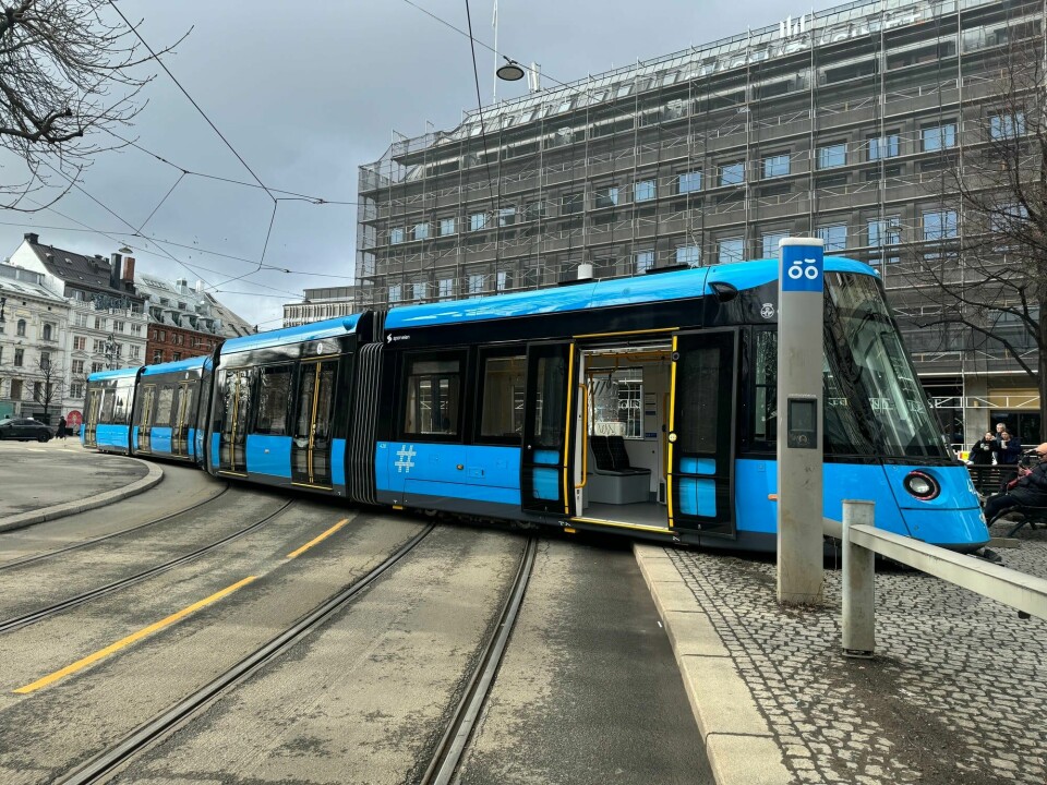 Den strandede trikken sperrer for trafikk i begge retninger. Alle ruter som går på sporet mellom Jernbanetorget og Stortorget, ble berørt av trikkeavsporingen søndag. Den strandede trikken sperrer for trafikk i begge retninger. Alle ruter som går på sporet mellom Jernbanetorget og Stortorget, ble berørt av trikkeavsporingen søndag.