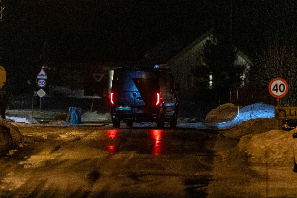 Politiets åstedsgranskere og teknikere kjørte fra stedet ved 3-tiden søndag natt. Politiets åstedsgranskere og teknikere kjørte fra stedet ved 3-tiden søndag natt.