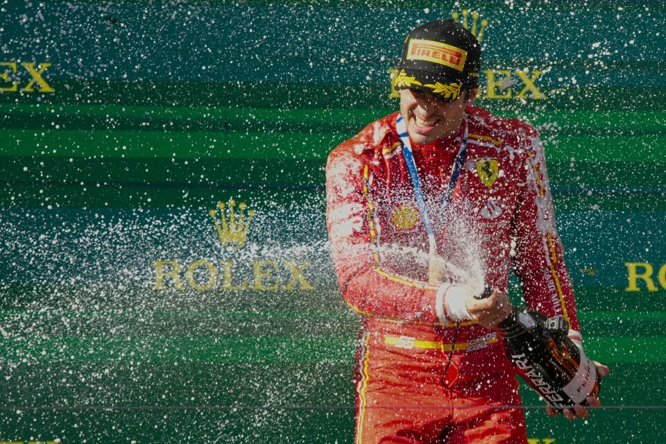 Carlos Sainz kunne slippe jubelen løs etter å ha vunnet Formel 1-løpet i Melbourne i Australia. Carlos Sainz kunne slippe jubelen løs etter å ha vunnet Formel 1-løpet i Melbourne i Australia. Foto: Scott Barbour / AP