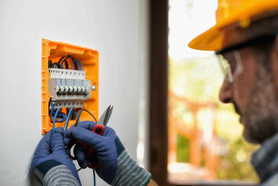 Et nylig tilfelle har vist at et registrert firma i elektrobransjen i virkeligheten bare leier ut arbeidskraft til andre. Kreative sjeler har hatt god tid til å lage smutthull i innleiereglene som nylig trådte i kraft, skriver Atle Sønsteli Johansen. Elektriker, arbeidsliv, håndverker, yrkesfag