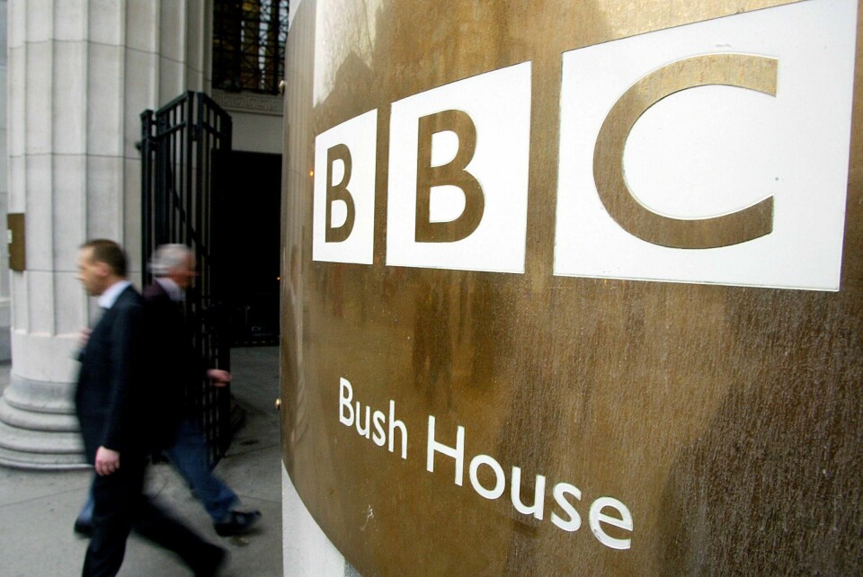 Illustrasjonsfoto. (FILES) Pedestrians walks past the doors of the BBC's Bush House in London 07 December, 2004. The BBC is to keep its unique licence fee funding for the next decade but will undergo a radical management reorganisation, the British government said Wednesday 02 March 2005 in a major shake-up of the national broadcaster. AFP PHOTO/FILES/NICOLAS ASFOURI