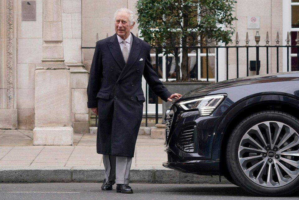 Også Kong Charles ble selv diagnostisert med kreft på nyåret. Han er stolt av prinsesse Kate for hennes mot til å snakke om kreftdiagnosen, melder det britiske hoffet. Også Kong Charles ble selv diagnostisert med kreft på nyåret. Han er stolt av prinsesse Kate for hennes mot til å snakke om kreftdiagnosen, melder det britiske hoffet.
