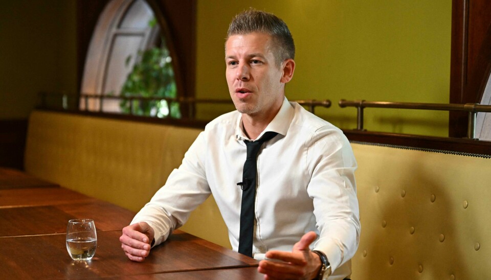 Peter Magyar vil korrupsjonen i Ungarn til livs. Hungarian lawyer Peter Magyar speaks during an interview with AFP in Budapest, Hungary on March 21, 2024. A previously obscure government insider emerged in Hungary, giving back hope for many opposition voters that long-time nationalist premier Viktor Orban could be ousted. Just by claiming to speak truth to power, Peter Magyar amassed a huge following over the past two months. He dominates public discourse by providing rare insight into the 'power factory' he claims Orban has been building since his return to power in 2010. (Photo by ATTILA KISBENEDEK / AFP)