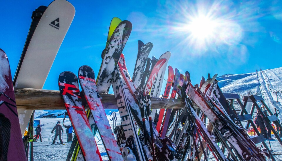 Hvert år forsvinner alpinutstyr til millioner av kroner. I påsken bør man ikke bare passe seg for råkjørere på ski, men også for skityver. Dette er synet alle skianleggene drømmer om å se i påska: Sol, gode snøforhold og mye folk.Foto: Halvard Alvik / NTB
