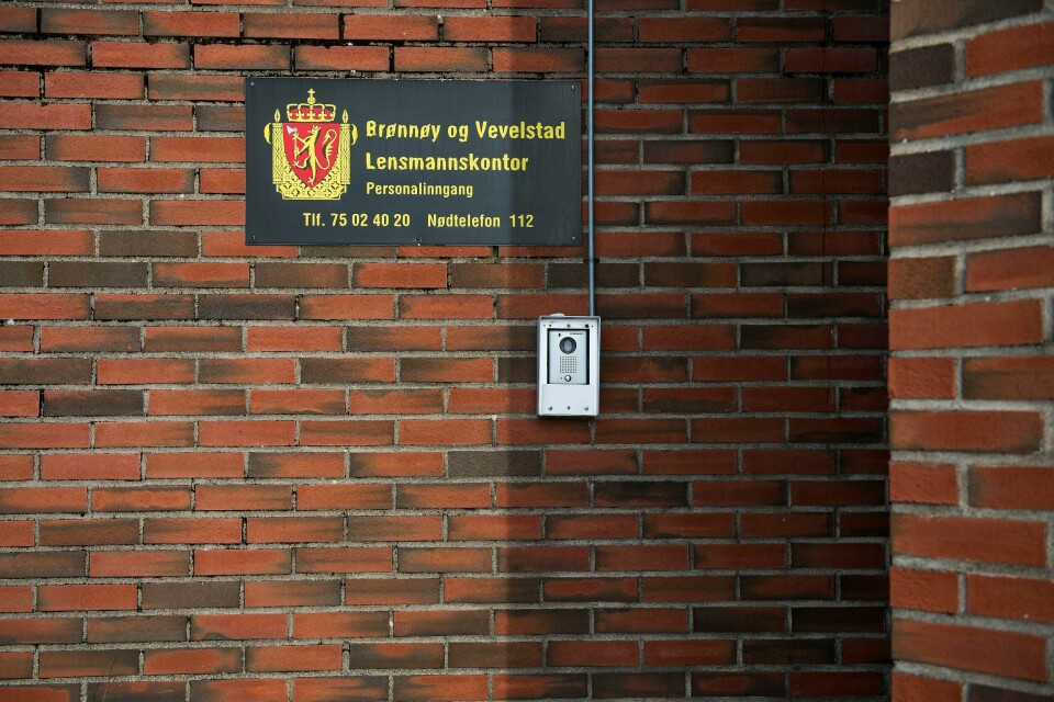 Eksteriørbilde av Brønnøy rådhus som består av tingrett, politistasjon, lensmannkontor, barnevernet og kino. Eksteriørbilde av Brønnøy rådhus som består av tingrett, politistasjon, lensmannkontor, barnevernet og kino.