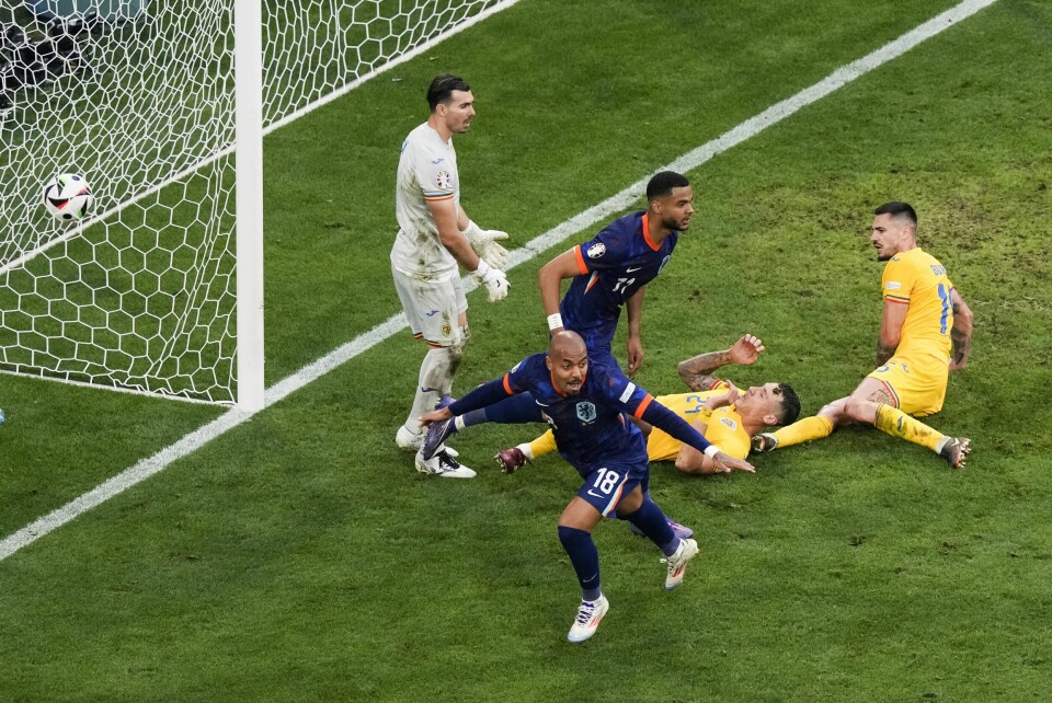 Donyell Malen har scoret Nederlands andre mål i åttedelsfinalen. Donyell Malen kunne juble for scoring etter nydelig forarbeid av Gakpo. Foto: Frank Augstein / AP / NTB