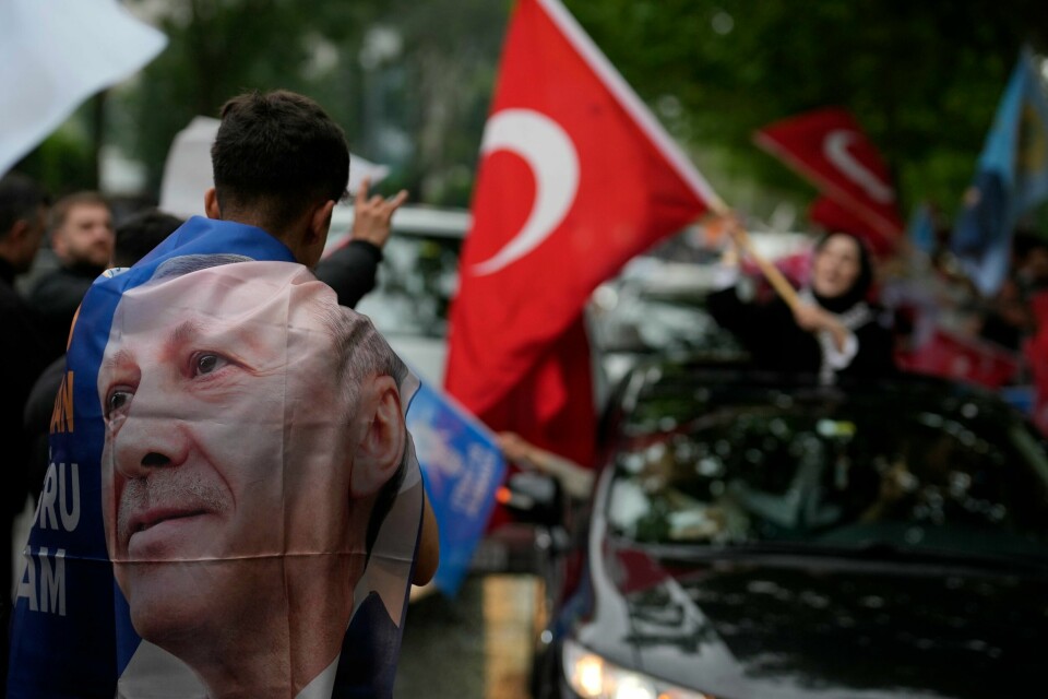 President Recep Tayyip Erdogan har grep om makten i Tyrkia. A supporter of the President Recep Tayyip Erdogan waves a Turkish flag at AK Party offices in Istanbul, Turkey, Sunday, May 28, 2023. Erdogan takes lead in unofficial count in Turkey's presidential runoff. (AP Photo/Khalil Hamra)
