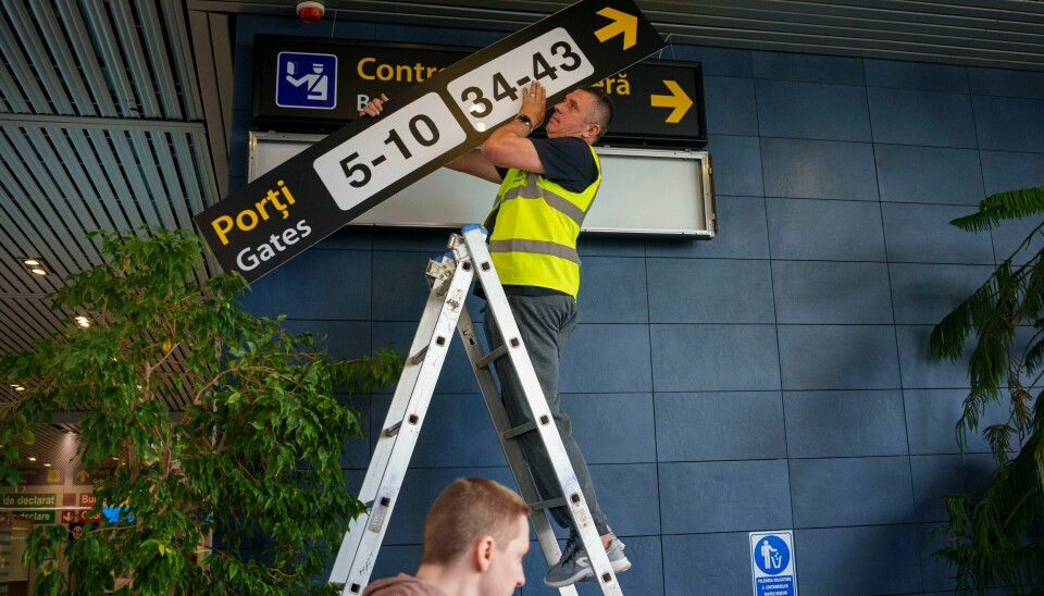 En flyplassansatt monterer nye informasjonsskilt på Henri Coanda-flyplassen utenfor Bucuresti i Romania. Søndag blir landet delvis med i Schengen-samarbeidet. En flyplassansatt monterer nye informasjonsskilt på Henri Coanda-flyplassen utenfor Bucuresti i Romania. Søndag blir landet delvis med i Schengen-samarbeidet. Foto: AP / NTB