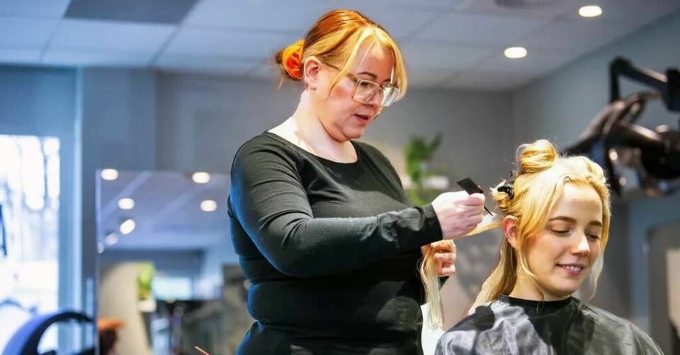Frisør og tillitsvalgt Kaja Aga Gaarder tar smertestillende for å klare arbeidsdagen. Etter en bilulykke har hun daglige smerter. Men hun tok smertestillende på jobb også før ulykken. Her fikser hun håret til Victoria Gjone. Frisør og tillitsvalgt Kaja Aga Gaarder tar smertestillende for å klare arbeidsdagen. Etter en bilulykke har hun daglige smerter. Men hun tok smertestillende på jobb også før ulykken. Her fikser hun håret til Victoria Gjone.