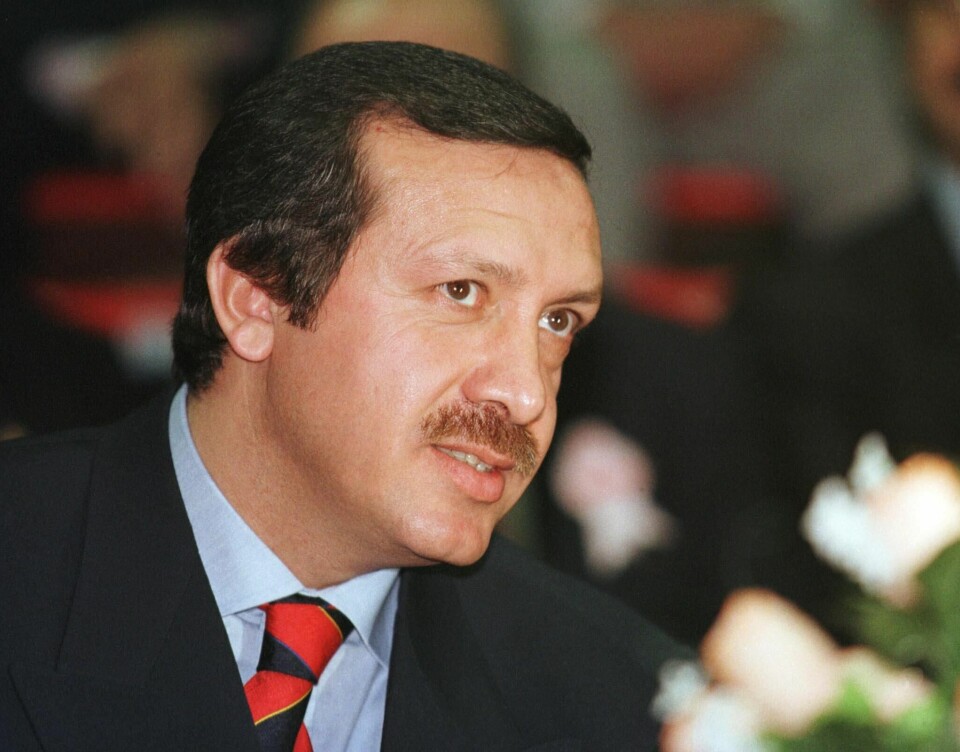 En ung Recep Tayyip Erdogan som borgermester i Istanbul i 1997. FILE - Istanbul Mayor Recep Tayyip Erdogan during the outlawed Islamic Welfare Party's provincial congress in Istanbul, Sunday, December 21, 1997. In a blow to the Islamic movement, a court in southeastern Diyarbakir city sentenced Erdogan, seen as the Islamic movement's up and coming leader, to 10 months in prison for inciting hatred based on religious differences.(AP Photo/Murad Sezer/File)