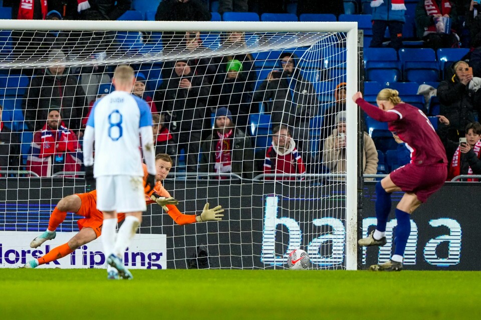 Slovakias målvakt Marek Rodák slenger seg og redder straffesparket fra Erling Braut Haaland på Ullevaal stadion tirsdag. Slovakias målvakt Marek Rodák slenger seg og redder straffesparket fra Erling Braut Haaland på Ullevaal stadion tirsdag.