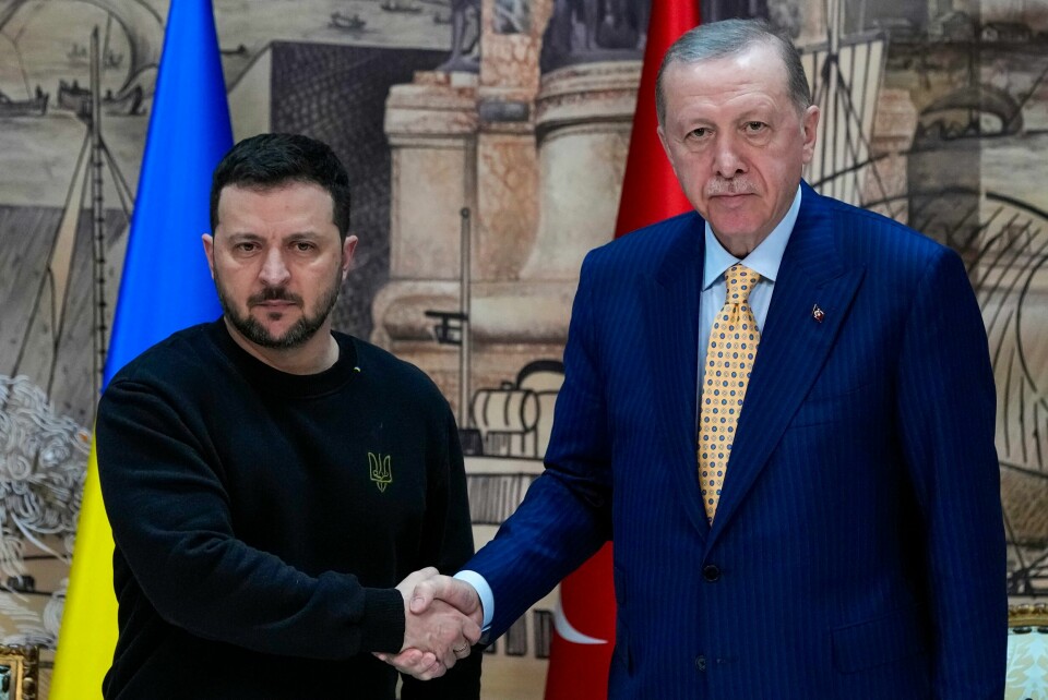 Tyrkias president Recep Tayyip Erdogan har ofte et alvorstungt uttrykk på offisielle bilder. Her med Ukrainas president Volodymyr Zelenskyj. – Erdogan vil nok vise utad at han tar sin statsmannrolle på alvor, tror forfatter Stian Bromark. Turkish President Recep Tayyip Erdogan, right, shakes hands with Ukrainian President Volodymyr Zelenskyy at the end of a joint news conference following their meeting at Dolmabahce palace in Istanbul, Turkey, Friday, March 8, 2024. (AP Photo/Francisco Seco)