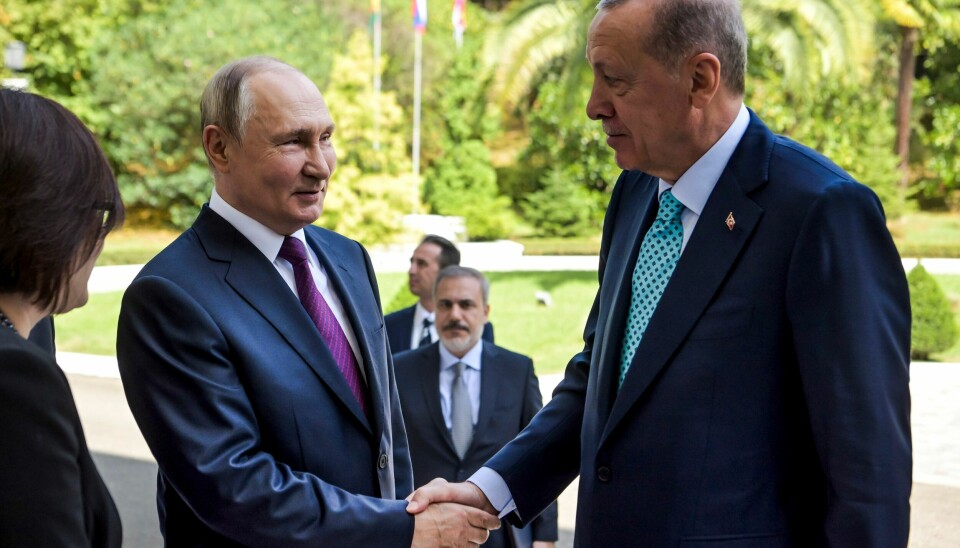 Russlands president Vladimir Putin hilser på Erdogan i september 2023. Russian President Vladimir Putin, left, greets Turkish President Recep Tayyip Erdogan upon his arrival at Russia's Black Sea resort of Sochi, Russia, Monday, Sept. 4, 2023. (Alexei Nikolsky, Sputnik, Kremlin Pool Photo via AP)