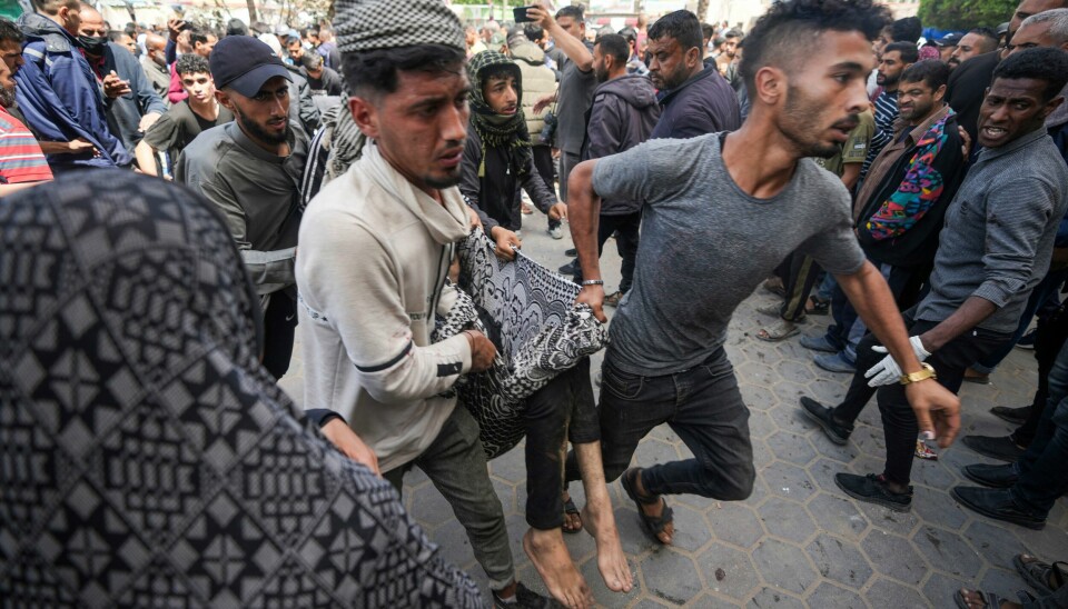 En såret palestiner blir båret inn på Aqsa-sykehuset i Deir al-Balah i Gaza etter et israelsk angrep søndag. En såret palestiner blir båret inn på Aqsa-sykehuset i Deir al-Balah i Gaza etter et israelsk angrep søndag. Foto: AP / NTB