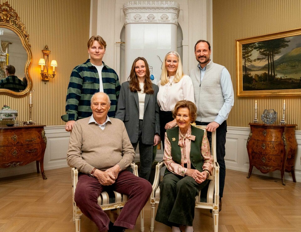 Den norske kongehuset deler familiebilde fra Bygdøy kongsgård. Den norske kongehuset deler familiebilde fra Bygdøy kongsgård. Foto: Simen Løvberg Sund / Det kongelige hoff / NTB