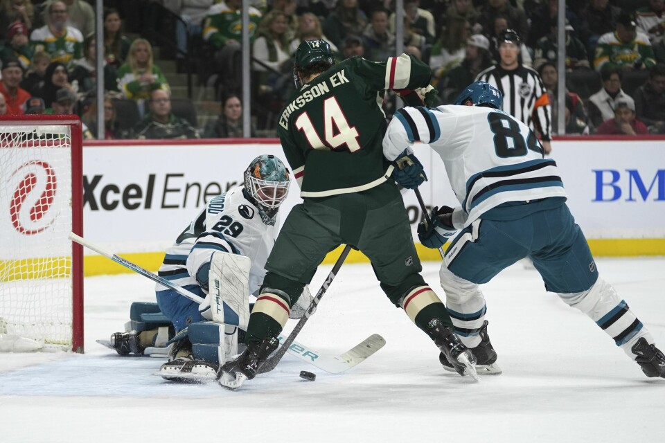 Svenske Joel Eriksson Ek (14) sørget for den første scoringen da Minnesota Wild slo San Jose Sharks 3-1 på hjemmebane og sikret seg to viktige poeng torsdag. Svenske Joel Eriksson Ek (14) sørget for den første scoringen da Minnesota Wild slo San Jose Sharks 3-1 på hjemmebane og sikret seg to viktige poeng torsdag. Foto: Abbie Parr / AP / NTB