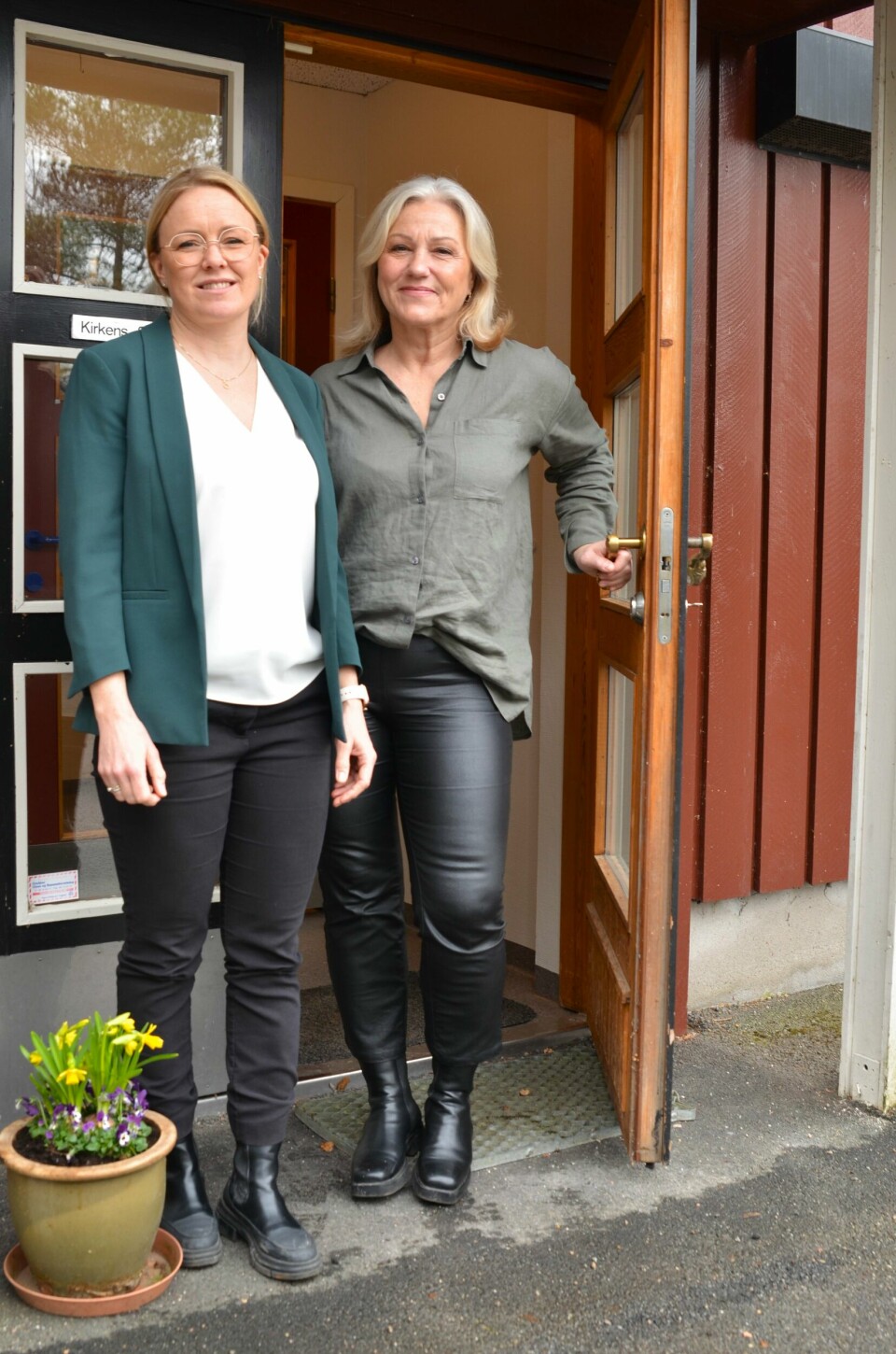 Senterleder Turid Gjerde Spilling og frivillig Vigdis Lervik Andersen i Kirkens SOS holder døren åpen for flere som vil gjøre en frivillig innsats for andre. Senterleder Turid Gjerde Spilling og frivillig Vigdis Lervik Andersen i Kirkens SOS holder døren åpen for flere som vil gjøre en frivillig innsats for andre.