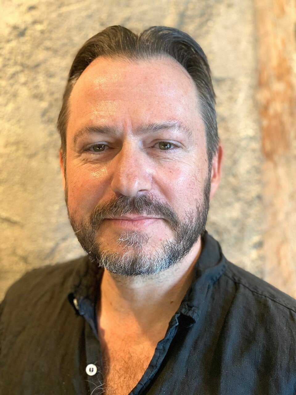 Forfatter Stian Bromark følger Tyrkia og tyrkisk politikk tett, og er nå ute med fersk bok. Tidligere har han blant annet skrevet «Hjemreiser. Arven etter folkeutvekslingen mellom Hellas og Tyrkia», som kom i 2016. Stian Bromark er forfatter og ansvarlig redaktør i Agenda Magasin.