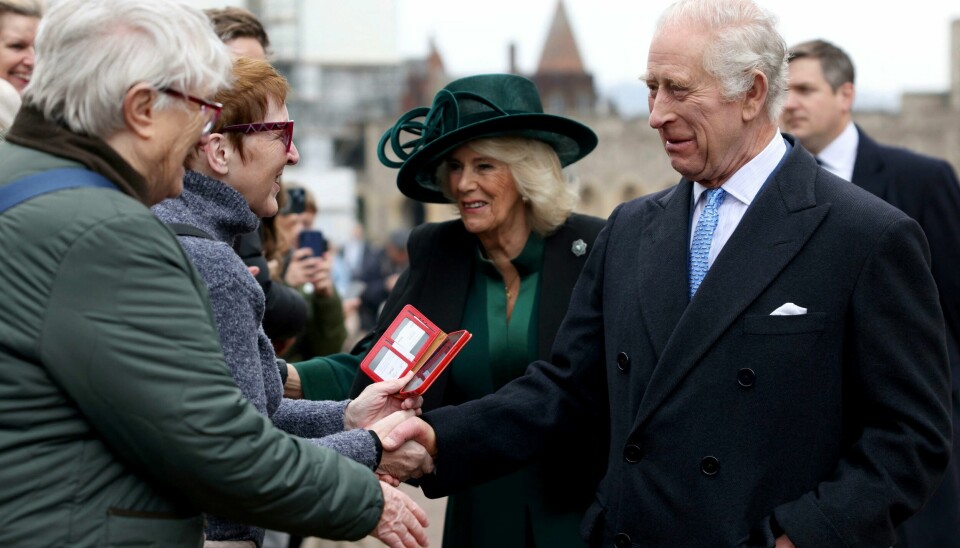 Kong Charles og dronning Camilla hilser på skuelystne etter påskegudstjenesten i St. George's Chapel i Windsor. Kong Charles og dronning Camilla hilser på skuelystne etter påskegudstjenesten i St. George's Chapel i Windsor. Foto: Hollie Adams / AP / NTB