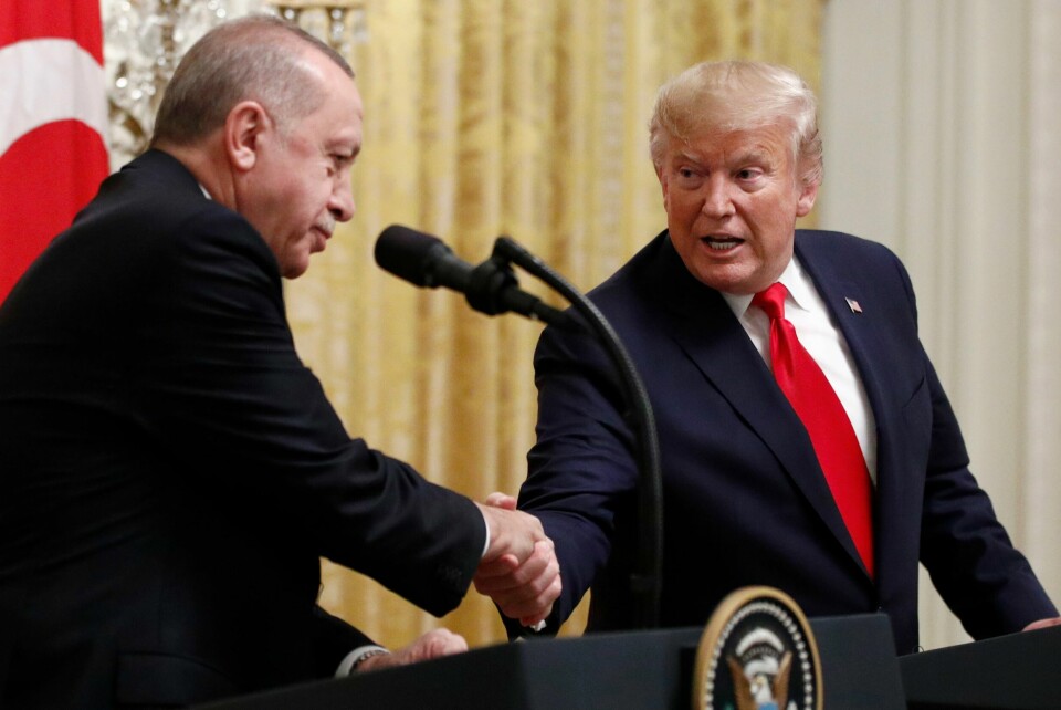 Recep Tayyip Erdogan tar Donald Trump i hånden under et besøk i Washington D.C., USA, i 2019. FILE - In this Nov. 13, 2019 file photo, President Donald Trump shakes hands with Turkish President Recep Tayyip Erdogan during a news conference in the East Room of the White House in Washington. The State Department says recent congressional action to recognize the Armenian genocide does not reflect Trump administration policy. That statement is likely to pleaseErdogan. The Senate voted unanimously last week to recognize the mass killings of more than a million Armenians by Ottoman Turks a century ago as a genocide. (AP Photo/Patrick Semansky)