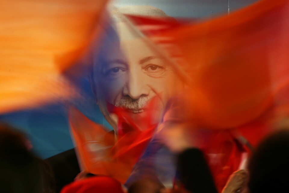 Tyrkias president Recep Tayyip Erdogan har vist seg som en pragmatiker i utenrikspolitikken. FILE - Supporters of President Recep Tayyip Erdogan wave flags in front of his picture in Istanbul, on March 31, 2019. Turkey is heading toward presidential and parliamentary elections on Sunday May 14, 2023. (AP Photo/Emrah Gurel, File)