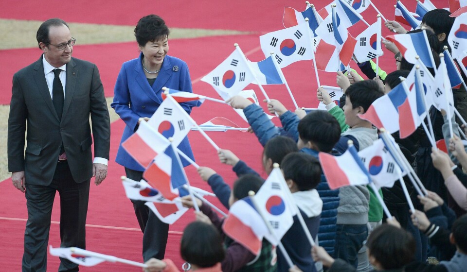 For Frankrikes president François Hollande er det viktig å sikre et vellykket klimamøte i Paris. Klima var en viktig del av agendaen under besøket i Sør-Korea. Her er han med Sør-Koreas president Park Geun-hye. FOTO: STEPHANE DE SAKUTIN/NTB SCANPIX
