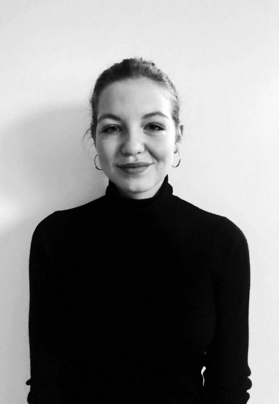 Johanne Elster Hanson har en mastergrad i litterær sakprosa fra University of East Anglia, er medredaktør i tidsskriftet Vagant og kritiker i Morgenbladet. Nå bokdebuterer hun med «Et Herrens leven». Johanne Elster Hanson har en mastergrad i litterær sakprosa fra University of East Anglia, er medredaktør i tidsskriftet Vagant og kritiker i Morgenbladet. Nå bokdebuterer hun med «Et Herrens leven».