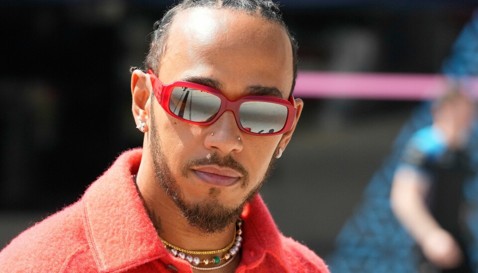Lewis Hamilton holdt overgangen hemmelig. Lewis Hamilton holdt overgangen hemmelig. Foto: Frank Augstein / AP / NTB