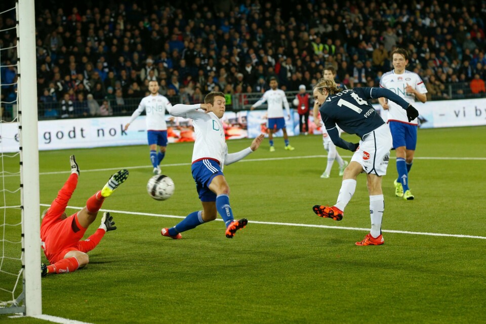 Årets redning? Sascha Burchert stopper på mirakuløst vis skuddet fra Iver Fossum. FOTO: TERJE PEDERSEN/NTB SCANPIX
