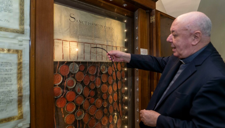 Bak en glassdør på erkebiskop Sergio Paganos kontor i Vatikanet ligger brevet der britiske adelsmenn i 1530 ba pave Klemens VII om å innvilge kong Henrik VIII skilsmisse. Paven sa nei og bidro med det til opprettelsen av den anglikanske kirken. Bak en glassdør på erkebiskop Sergio Paganos kontor i Vatikanet ligger brevet der britiske adelsmenn i 1530 ba pave Klemens VII om å innvilge kong Henrik VIII skilsmisse. Paven sa nei og bidro med det til opprettelsen av den anglikanske kirken. Foto: AP / NTB