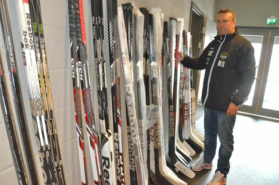 Materialforvalter Bengt Stangvik har ansvaret for over 400 kilo utstyr når Oilers drar på treningsleir til Bled i Slovenia. Den største utgiftsposten er køllene.